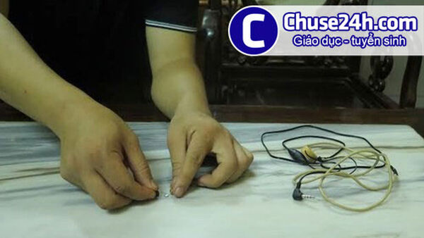 Công an điều tra vụ dùng thiết bị đọc bài vào phòng thi Sử