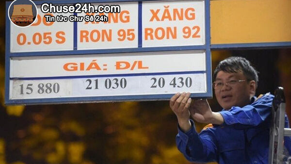 Giá xăng tăng thêm gần 300 đồng từ 15h