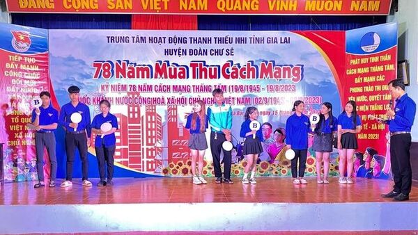 Giao lưu chủ đề '78 năm mùa thu Cách mạng' tại xã Bar Maih