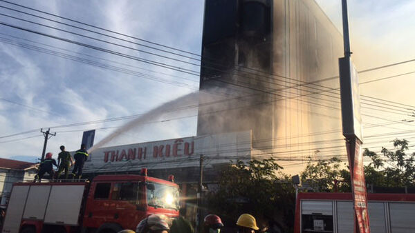 Lửa bao trùm tòa nhà vật liệu xây dựng và nội thất Thanh Kiều - huyện Chư Sê