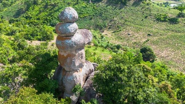 Kỳ thú những tảng đá xếp chồng lên nhau ở đèo Chư Sê