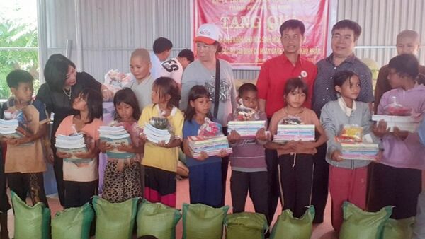 Tặng quà cho người nghèo và học sinh khó khăn huyện Chư Pưh, Chư Sê