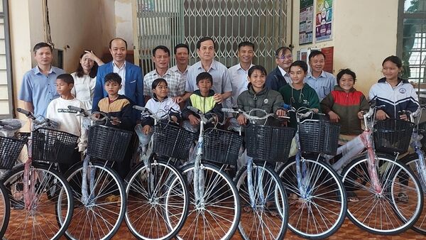Trưởng ban Nội chính Tỉnh ủy Võ Thanh Hùng trao tặng 20 xe đạp cho học sinh khó khăn huyện Chư Sê