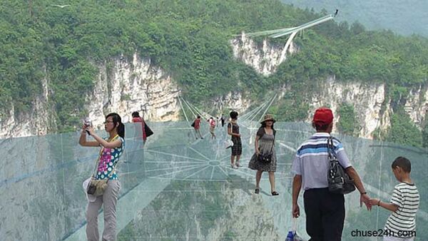 Cây cầu trong suốt ở độ cao 400m, trải nghiệm đứng tim cho du khách