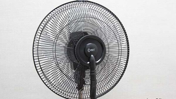 Dùng quạt điện không đúng cách có thể hại chết con bạn
