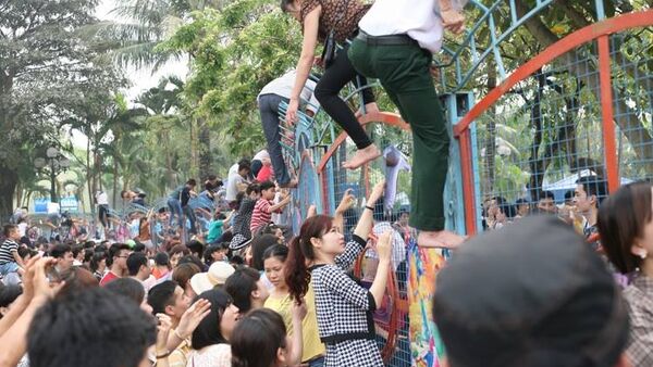 Trèo rào công viên nước được cho vào đề thi thử THPT quốc gia