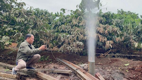 Cột khí cao hơn 10 m ở Gia Lai, áp suất lớn đẩy cả trụ bê tông lên