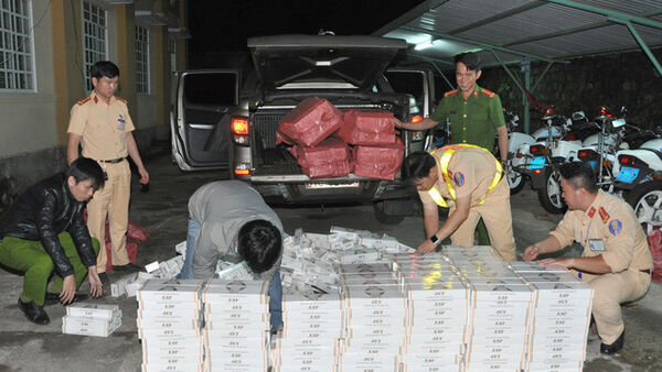 CSGT truy đuổi xe ô tô chở gần 15.000 bao thuốc lá lậu