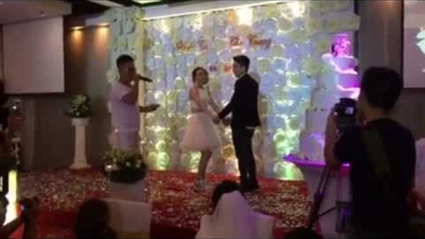 Clip chàng MC 'tỏ tình' với chú rể trong lễ cưới