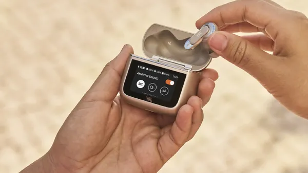 JBL Tour Pro 3 ra mắt: Màn hình cảm ứng, hỗ trợ LDAC và Hi-res Audio, giá 7.5 triệu đồng