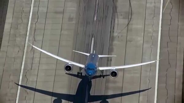 Xem máy bay Boeing 787 cất cánh gần như thẳng đứng