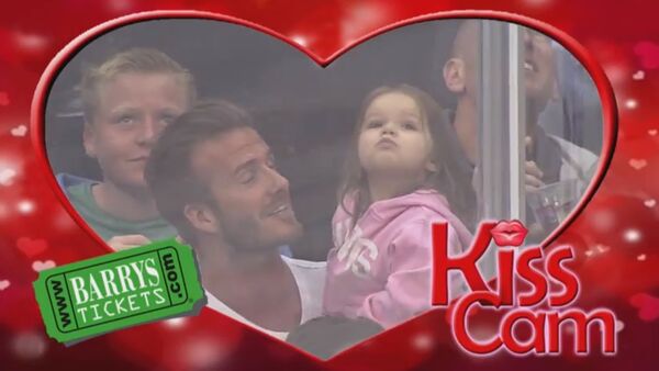 KISS Cam phiên bản dễ thương bố con nhà Beckham