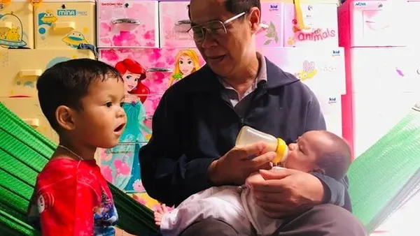 Niềm hạnh phúc của người cha làm rẫy nuôi các em nhỏ kém may mắn