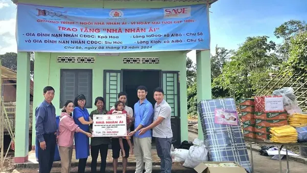 Trao tặng 2 'Nhà nhân ái' cho gia đình nạn nhân chất độc da cam tại Chư Sê