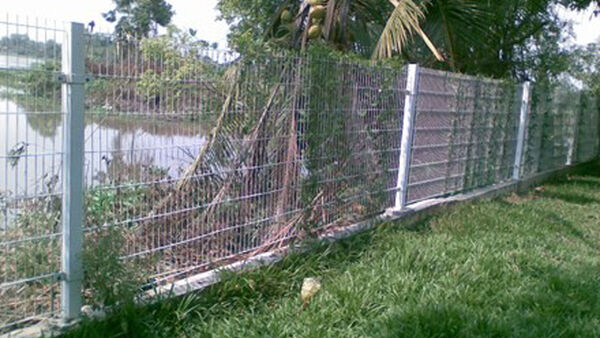 Vướng vào hàng rào chống trộm, bé trai 11 tuổi tử vong vì điện giật